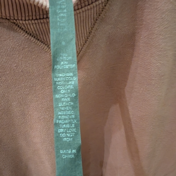 Vuori Women's Mauve Sweatshirt - Picture 5 of 5